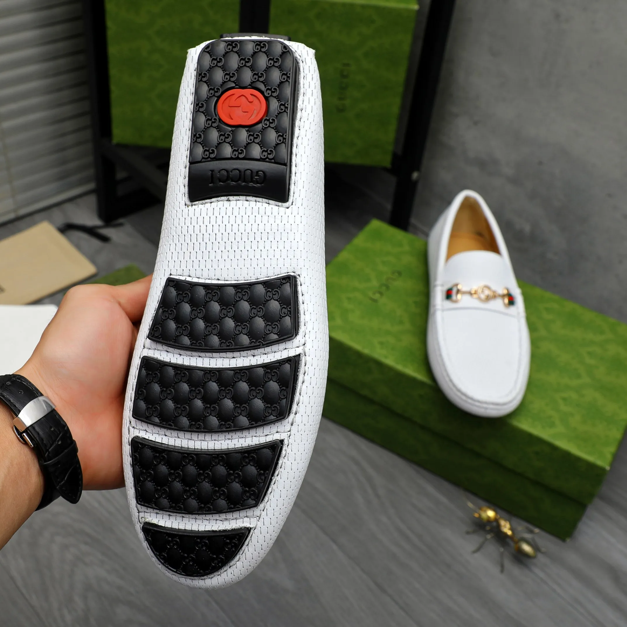 P420 Product trademark: GUCCI (Gucci) casual slip-on men's shoes Regular size: 38-44 Product materials: Selected hollow cowhide upper, sheepskin lining, original rubber outsole